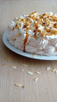 Pavlova aux poires et sauce caramel au beurre sal�