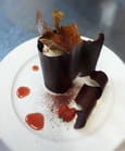 Coque en chocolat aux fraises et � la glace vanille