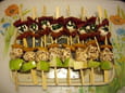 Brochettes fruits, feta, mozzarella et viande de grison