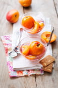 Abricots de nos R�gions poch�s au sirop de cassis 