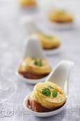 Tapas de quenelles au brochet, truite fum�e et sauce au vin rouge