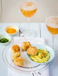 Boulettes de poulet, courgette, ciboulette et f�ta et sauce cr�meuse au cidre et curcuma