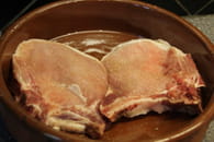 Côtelettes grillées à la moutarde, aneth et oignons frits : Etape 1