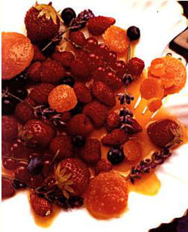 Assiette d oranges et de baies rouges