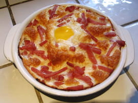 Oeufs en nid de mousse au bacon