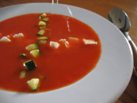 Velout� de poivrons, d�s de courgette et feta