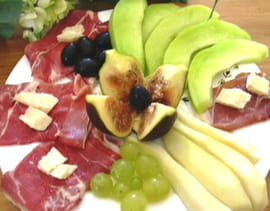 Antipasti jambon et fruits