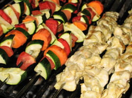Brochettes de poulet marin� et l�gumes grill�s
