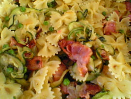 Papillons au lard fum� croquant et  aux petits pois