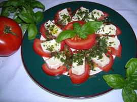 Salade de tomates au ch�vre et au basilic