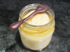 Petit pot de flan coco et sa cuill�re au chocolat