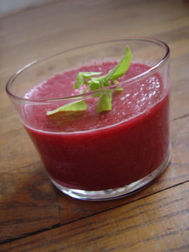 Soupe glac�e de betterave au basilic