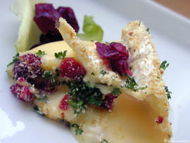 Camembert en habit rouge et vert