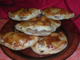 Chaussons aux pommes, noix et raisins secs