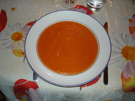 Soupe � la tomate, aux oignons et aux pommes de terre