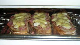 Tartines au bacon et trois fromages