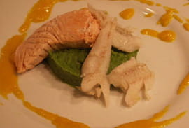 Saumon et merlan vapeur, pur�e verte et sauce exotique