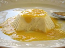 Blanc-manger coco-vanille et coulis de mandarine