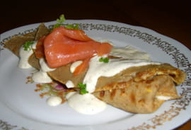 Galette au saumon et cr�me aux fines herbes