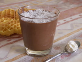 Mousse au chocolat parsem�e de noix de coco