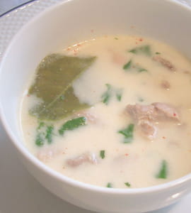 Soupe de poulet et crevettes au lait de coco