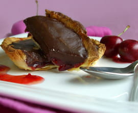 Tartelettes au chocolat sur lit de cerises