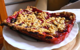 Tarte-crumble aux framboises et aux quetsches