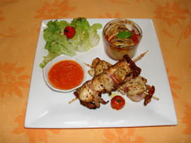 Brochettes de poulet marin�, tian de l�gumes et sauce poivron tomate