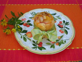 Charlottine aux p�ches et amandes caram�lis�es
