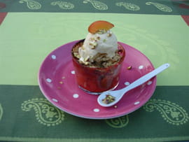 Crumble de prunes aux pistaches, glace caramel