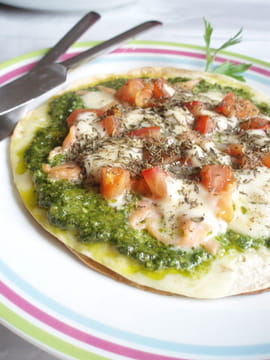 Pizza au pesto d �pinards et au saumon fum�