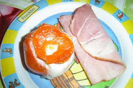 Oeufs dans un nid de tomate