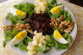 Salade de m�che, betterave, gruy�re, noix et oeufs
