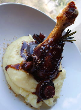 Poulet confit � la noisette et romarin, sauce au caf�
