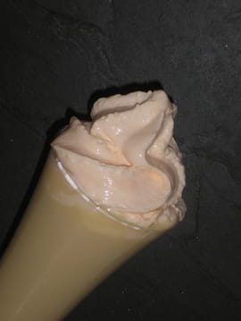 Velout� d asperges et sa chantilly de saumon fum�