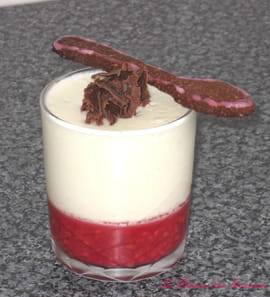 Mousse au fromage blanc sur gel�e de framboises