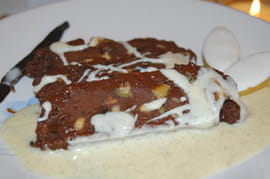 Nougat glac� au chocolat, calissons et sauce vanille