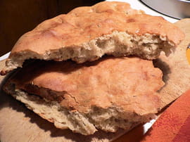 Focaccia au gorgonzola, ail et romarin