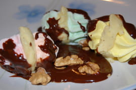 Meringues glac�es sauce chocolat