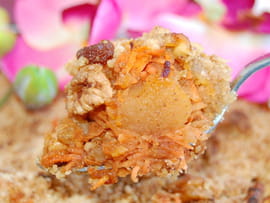 Crumble de carottes aux noix, raisins, miel et cannelle