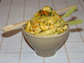 Petits bols chinois aux nouilles, poulet, chou et noix de cajou Petits bols chinois aux nouilles, poulet, chou et noix de cajou