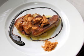 Foie gras po�l� aux speculoos sur lit de compote pomme-rhubarbe et caramel balsamique