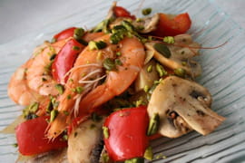 Po�l�e relev�e de crevettes � la pistache