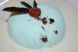 Panna cotta � la menthe, sauce chocolat blanc