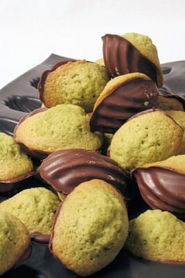 Mini madeleines au matcha et au chocolat noir