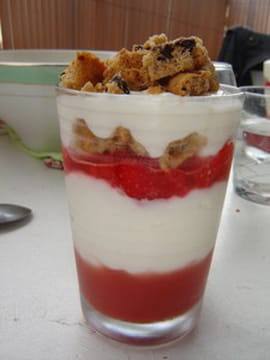 Tiramisu aux fraises et aux biscuits en verrines
