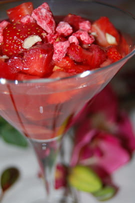 Soupe de fraises au cidre et pralines roses