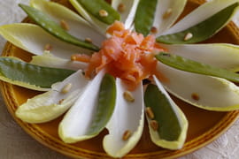 Salade printani�re aux endives, pois et saumon fum�