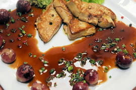 Escalopes de foie gras chaud aux raisins