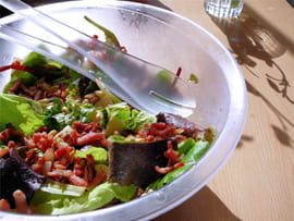 Salade de jeunes pousses aux tomates s�ch�es et aux lardons